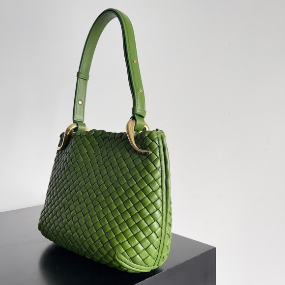 Bo*te*ga ve*ne*ta clicker small bag in avocado intrecciato lambskin