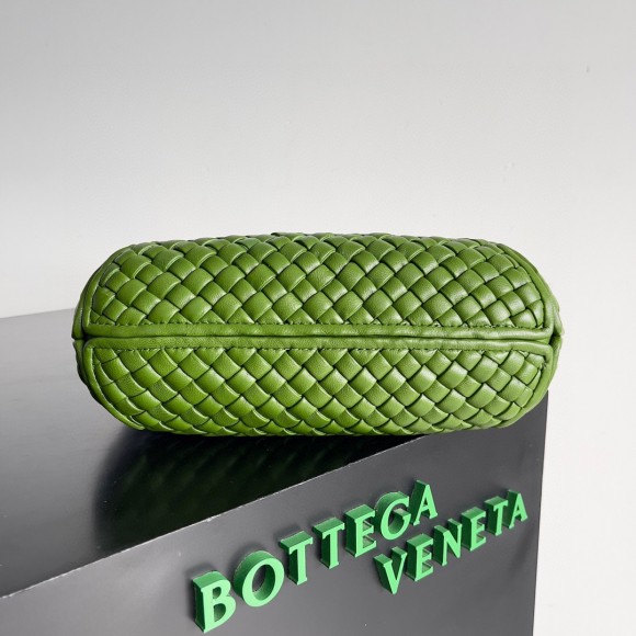 Bo*te*ga ve*ne*ta clicker small bag in avocado intrecciato lambskin