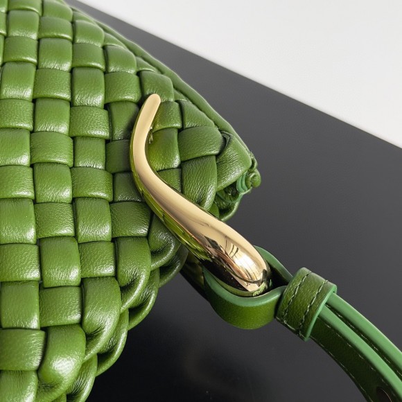 Bo*te*ga ve*ne*ta clicker small bag in avocado intrecciato lambskin