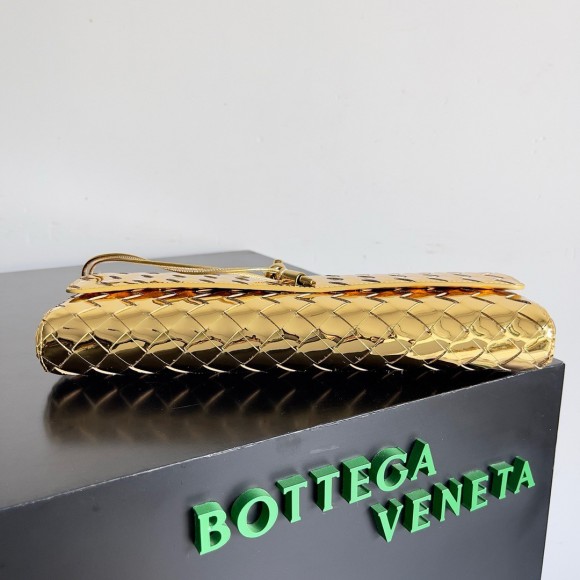 Bo*te*ga ve*ne*ta andiamo clutch with handle in gold metallic leather