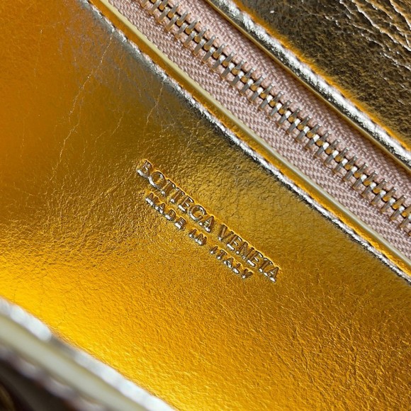 Bo*te*ga ve*ne*ta andiamo clutch with handle in gold metallic leather