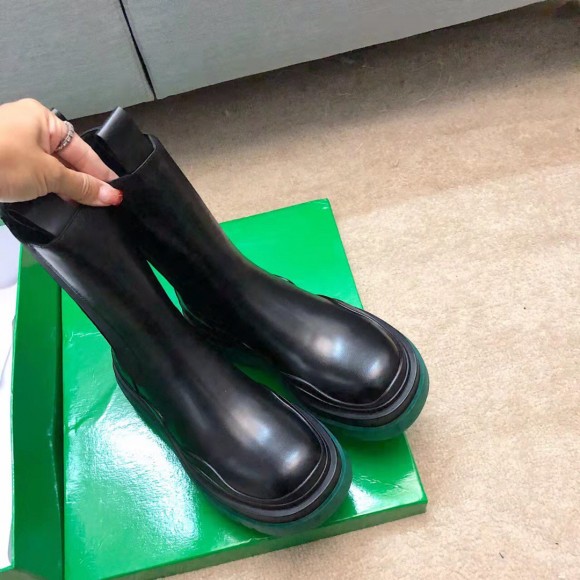 Bo*te*ga ve*ne*ta bv tire chelsea boots with green outsole