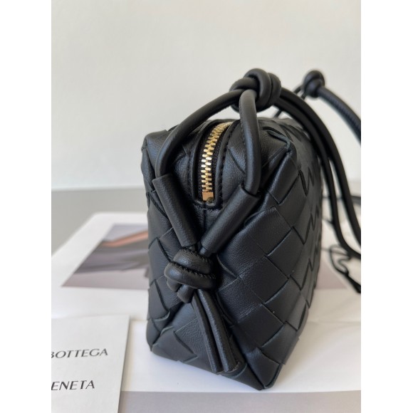 Bo*te*ga ve*ne*ta loop mini bag in black intrecciato lambskin