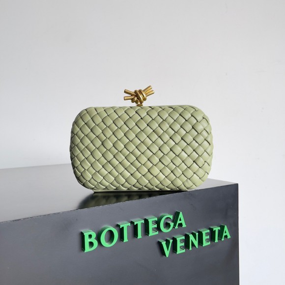 Bo*te*ga ve*ne*ta knot minaudiere clutch in travertine intrecciato lambskin