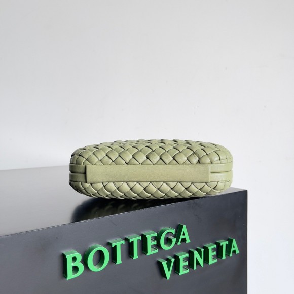 Bo*te*ga ve*ne*ta knot minaudiere clutch in travertine intrecciato lambskin