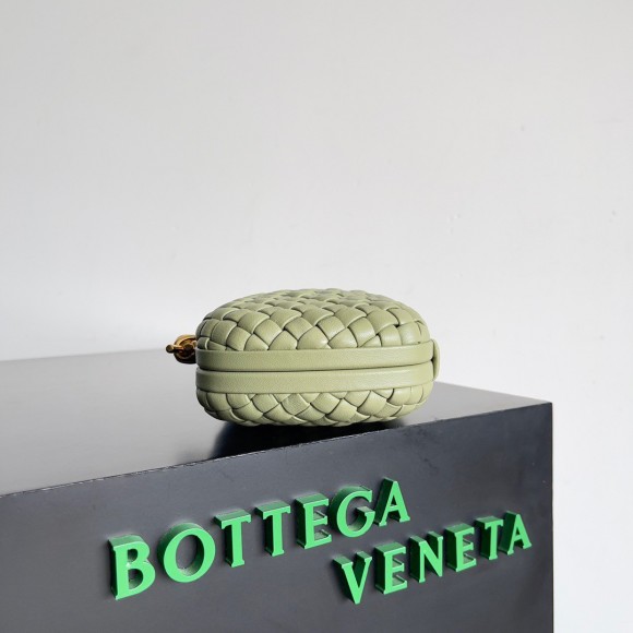 Bo*te*ga ve*ne*ta knot minaudiere clutch in travertine intrecciato lambskin