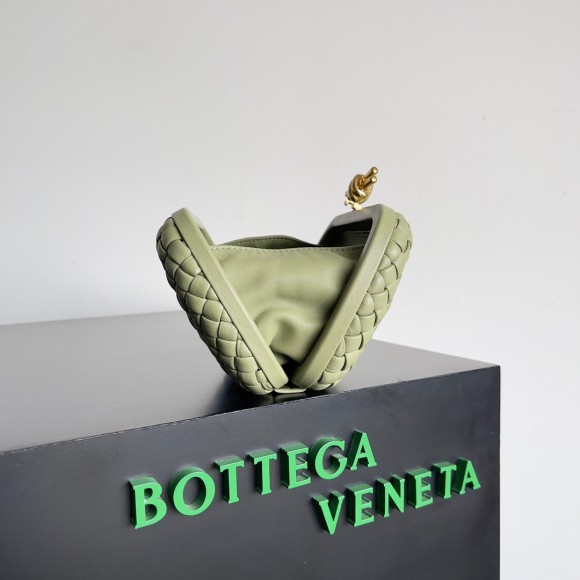 Bo*te*ga ve*ne*ta knot minaudiere clutch in travertine intrecciato lambskin