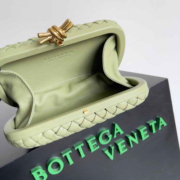 Bo*te*ga ve*ne*ta knot minaudiere clutch in travertine intrecciato lambskin