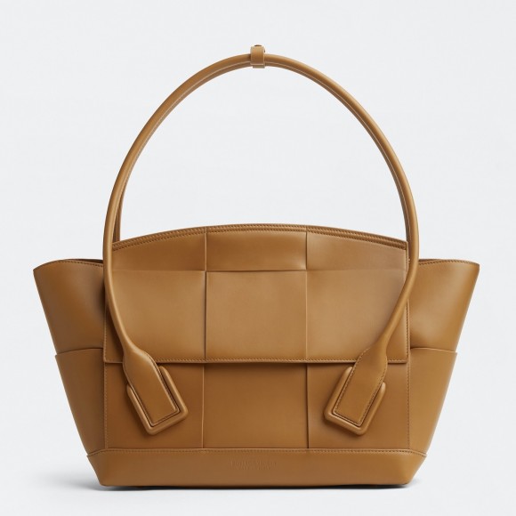 Bo*te*ga ve*ne*ta arco medium bag in caramel intrecciato calfskin