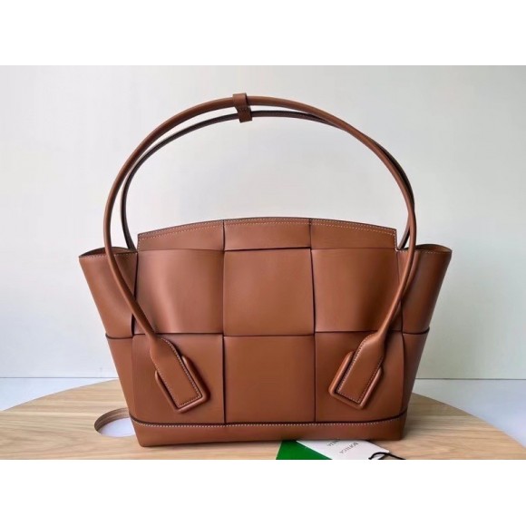 Bo*te*ga ve*ne*ta arco medium bag in caramel intrecciato calfskin