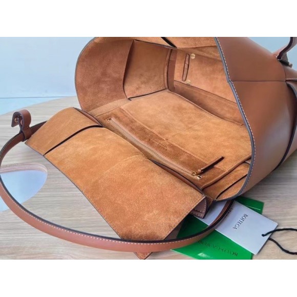 Bo*te*ga ve*ne*ta arco medium bag in caramel intrecciato calfskin