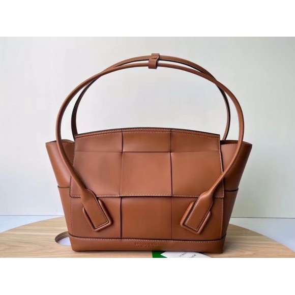 Bo*te*ga ve*ne*ta arco medium bag in caramel intrecciato calfskin