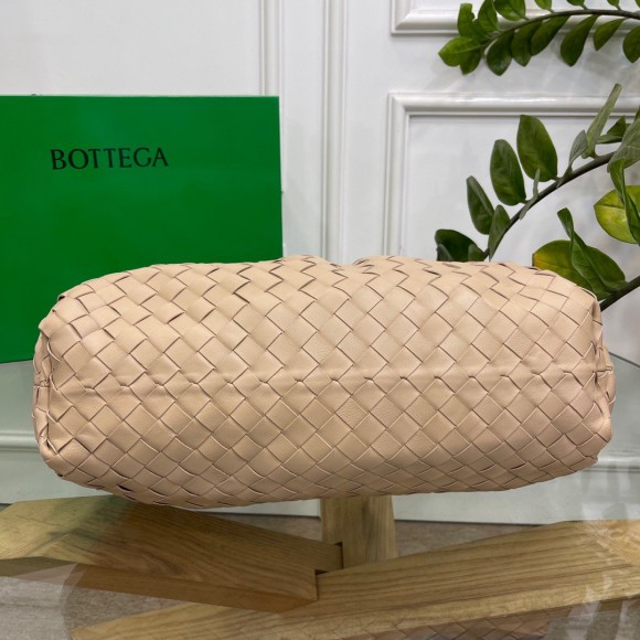 Bo*te*ga ve*ne*ta large pouch clutch bag in beige intrecciato lambskin