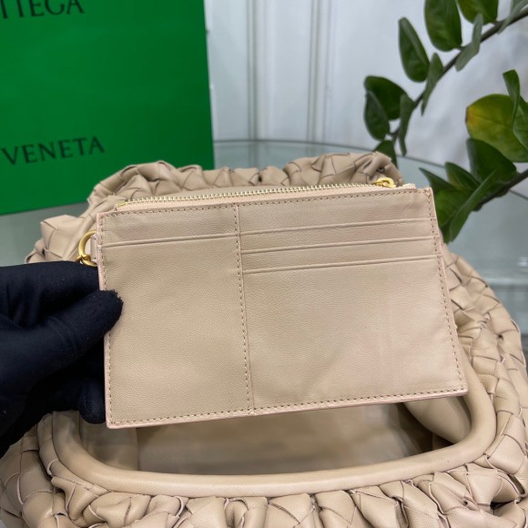 Bo*te*ga ve*ne*ta large pouch clutch bag in beige intrecciato lambskin