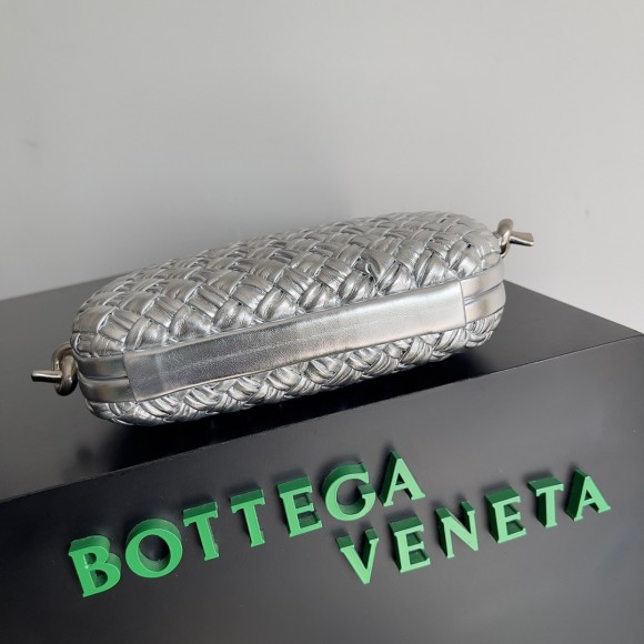 Bo*te*ga ve*ne*ta knot minaudiere on strap in silver intreccio laminated leather