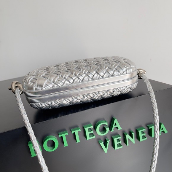 Bo*te*ga ve*ne*ta knot minaudiere on strap in silver intreccio laminated leather