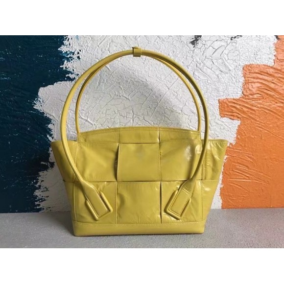 Bo*te*ga ve*ne*ta arco medium bag in yellow intrecciato leather