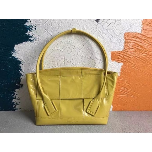 Bo*te*ga ve*ne*ta arco medium bag in yellow intrecciato leather