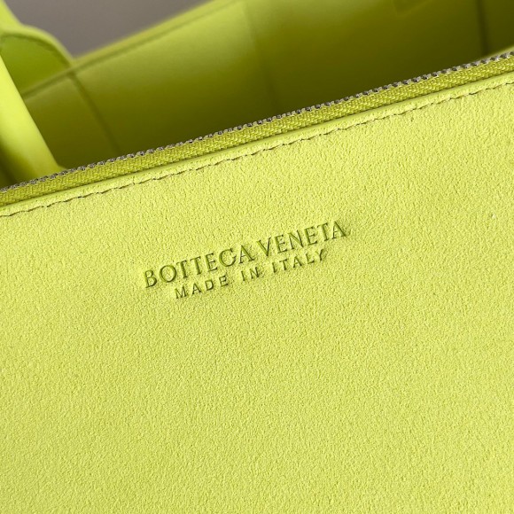 Bo*te*ga ve*ne*ta large arco tote bag in kiwi intrecciato calfskin