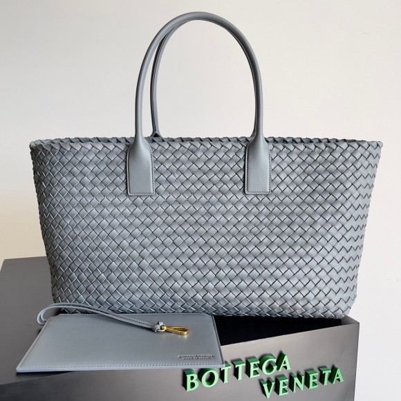 Bo*te*ga ve*ne*ta cabat large bag in thunder intrecciato lambskin