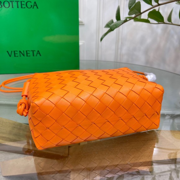 Bo*te*ga ve*ne*ta loop small bag in orange intrecciato lambskin