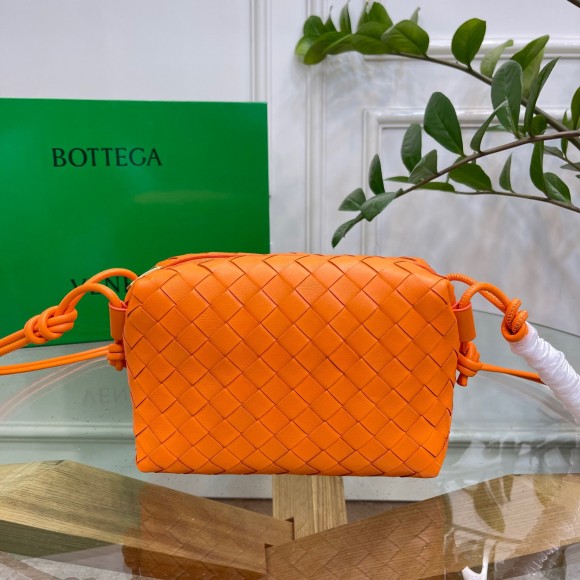 Bo*te*ga ve*ne*ta loop small bag in orange intrecciato lambskin