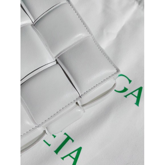 Bo*te*ga ve*ne*ta chain cassette bag in white intrecciato lambskin