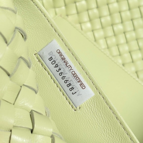 Bo*te*ga ve*ne*ta cabat medium bag in lemon intrecciato lambskin