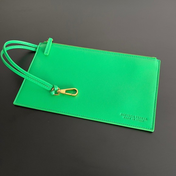 Bo*te*ga ve*ne*ta cabat medium bag in green intrecciato lambskin