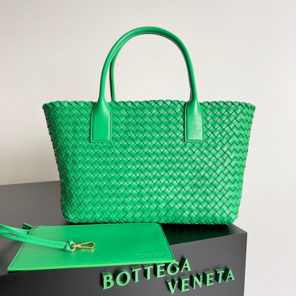 Bo*te*ga ve*ne*ta cabat medium bag in green intrecciato lambskin