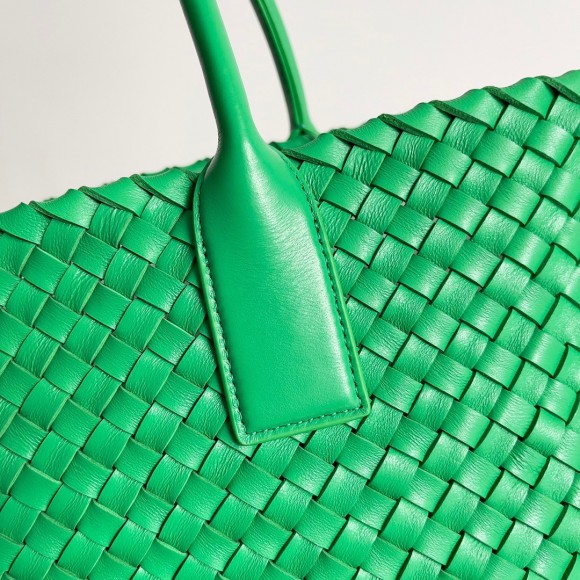 Bo*te*ga ve*ne*ta cabat medium bag in green intrecciato lambskin