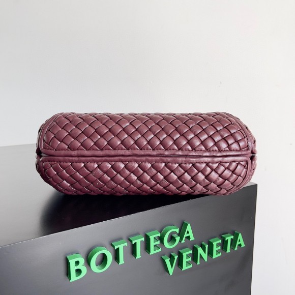 Bo*te*ga ve*ne*ta clicker small bag in bordeaux intrecciato lambskin