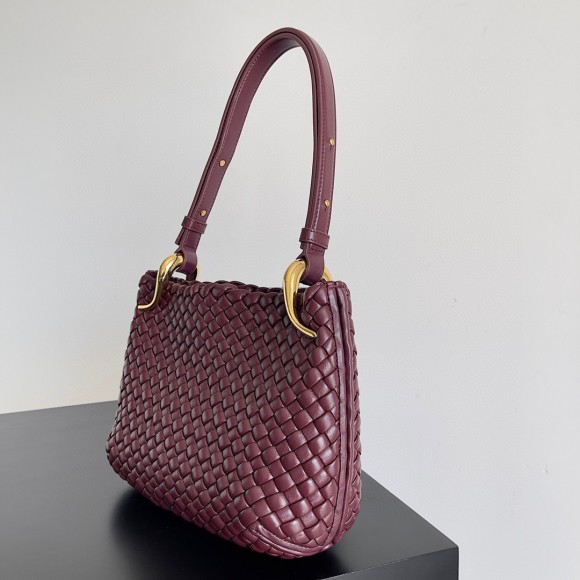 Bo*te*ga ve*ne*ta clicker small bag in bordeaux intrecciato lambskin