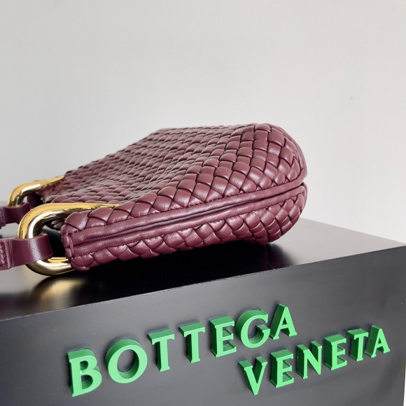 Bo*te*ga ve*ne*ta clicker small bag in bordeaux intrecciato lambskin