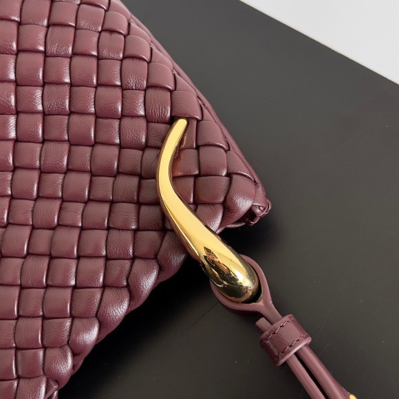 Bo*te*ga ve*ne*ta clicker small bag in bordeaux intrecciato lambskin