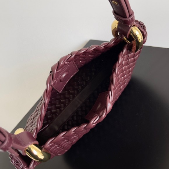 Bo*te*ga ve*ne*ta clicker small bag in bordeaux intrecciato lambskin