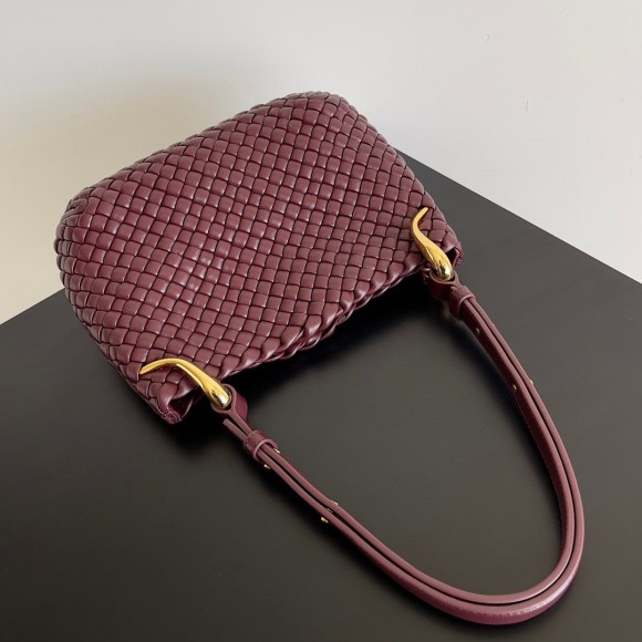 Bo*te*ga ve*ne*ta clicker small bag in bordeaux intrecciato lambskin