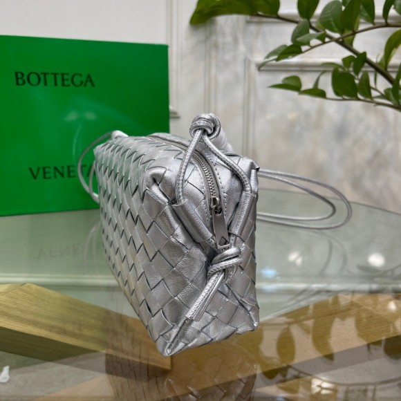 Bo*te*ga ve*ne*ta loop small bag in silver intrecciato lambskin