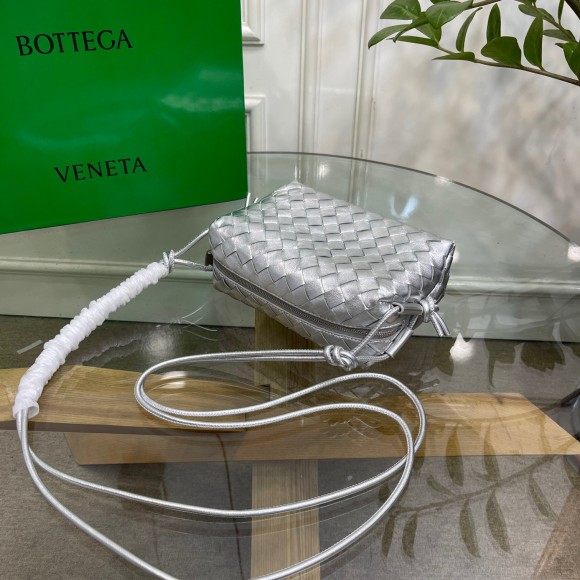 Bo*te*ga ve*ne*ta loop small bag in silver intrecciato lambskin