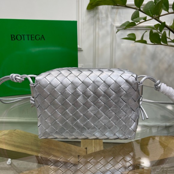 Bo*te*ga ve*ne*ta loop small bag in silver intrecciato lambskin