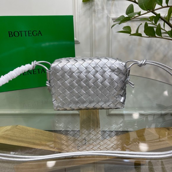 Bo*te*ga ve*ne*ta loop small bag in silver intrecciato lambskin