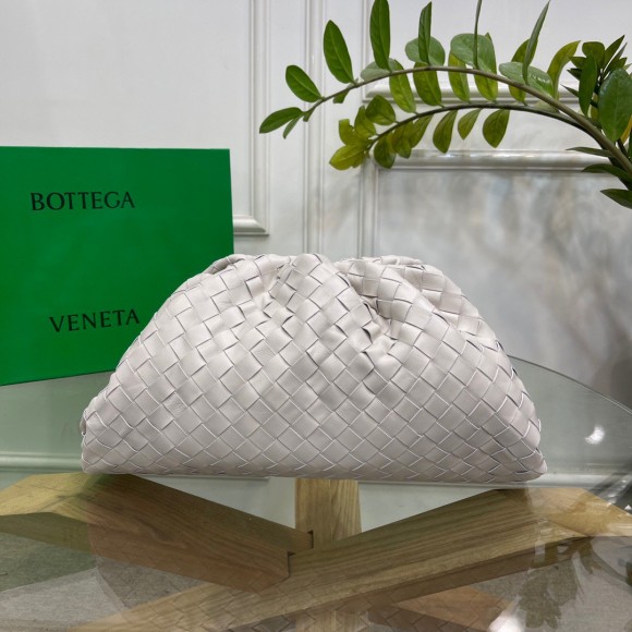 Bo*te*ga ve*ne*ta large pouch clutch bag in white intrecciato lambskin