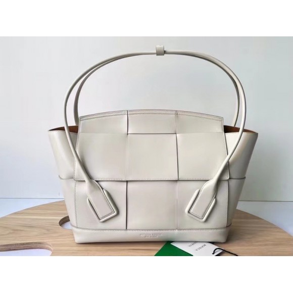 Bo*te*ga ve*ne*ta arco medium bag in white intrecciato calfskin