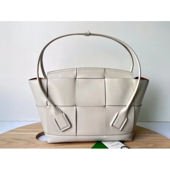 Bo*te*ga ve*ne*ta arco medium bag in white intrecciato calfskin