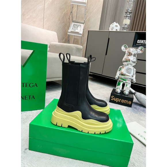 Bo*te*ga ve*ne*ta bv tire chelsea boots with yellow outsole