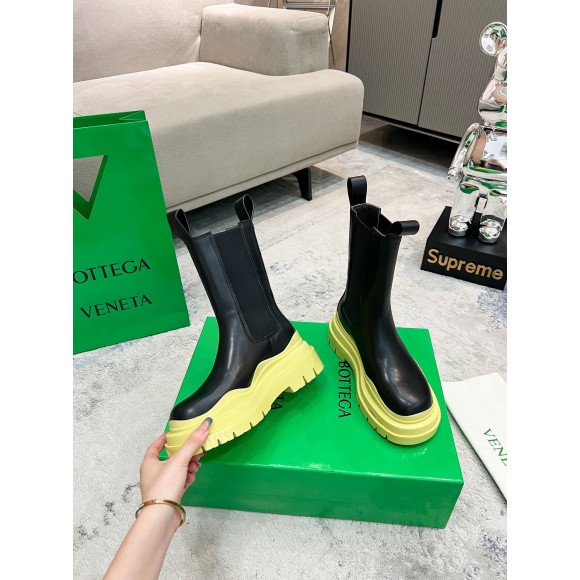 Bo*te*ga ve*ne*ta bv tire chelsea boots with yellow outsole