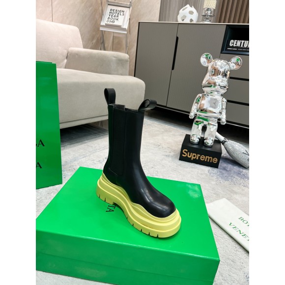 Bo*te*ga ve*ne*ta bv tire chelsea boots with yellow outsole