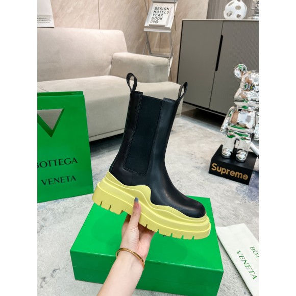 Bo*te*ga ve*ne*ta bv tire chelsea boots with yellow outsole