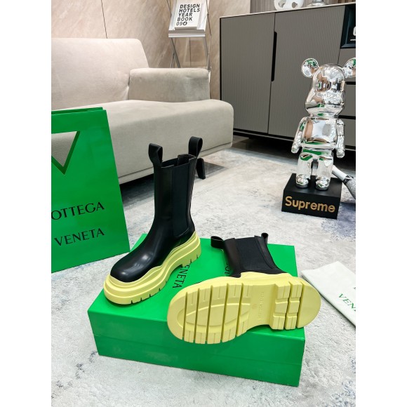 Bo*te*ga ve*ne*ta bv tire chelsea boots with yellow outsole