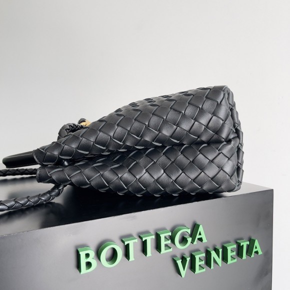 Bo*te*ga ve*ne*ta medium andiamo bag in black intrecciato lambskin